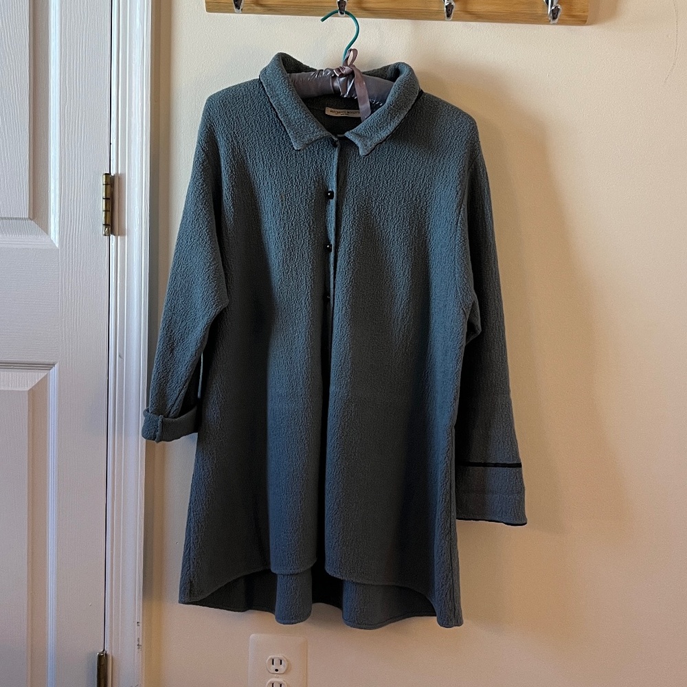 Cotton, medium-weight, boucle flared top. Size large.